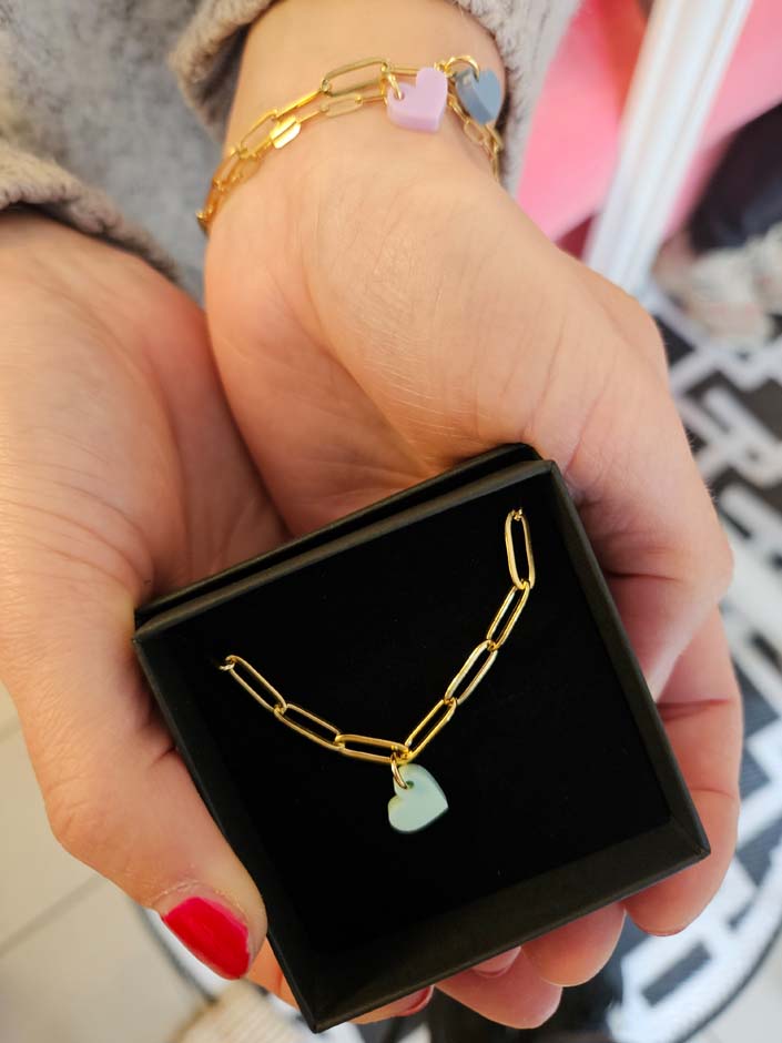 Minimalistisches Armband im Büroklammer-Design mit individuell wählbarem Herzanhänger