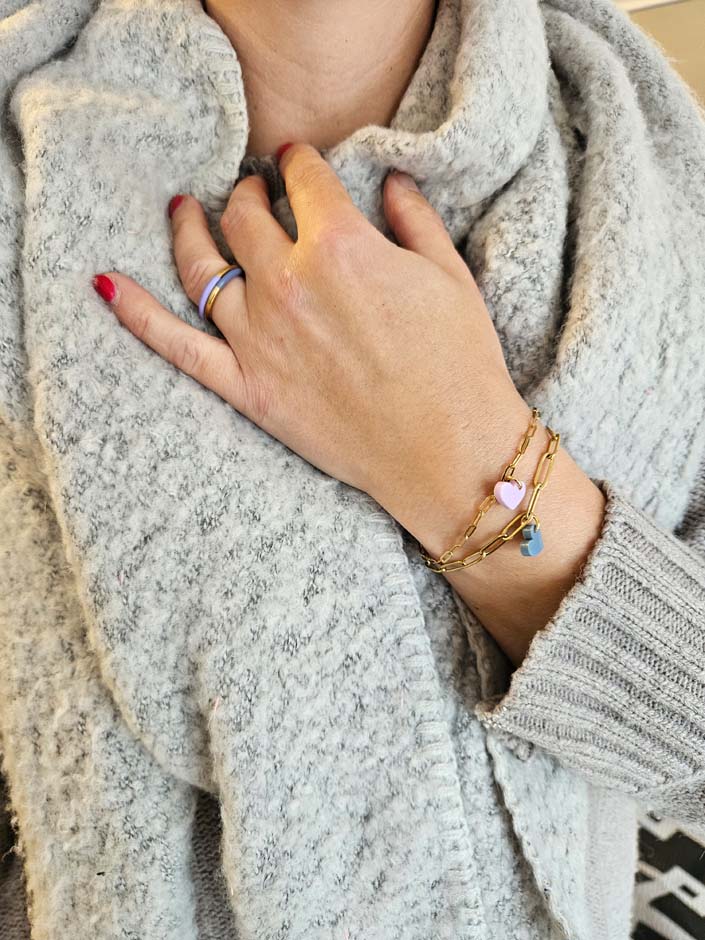 Minimalistisches Armband im Büroklammer-Design mit individuell wählbarem Herzanhänger