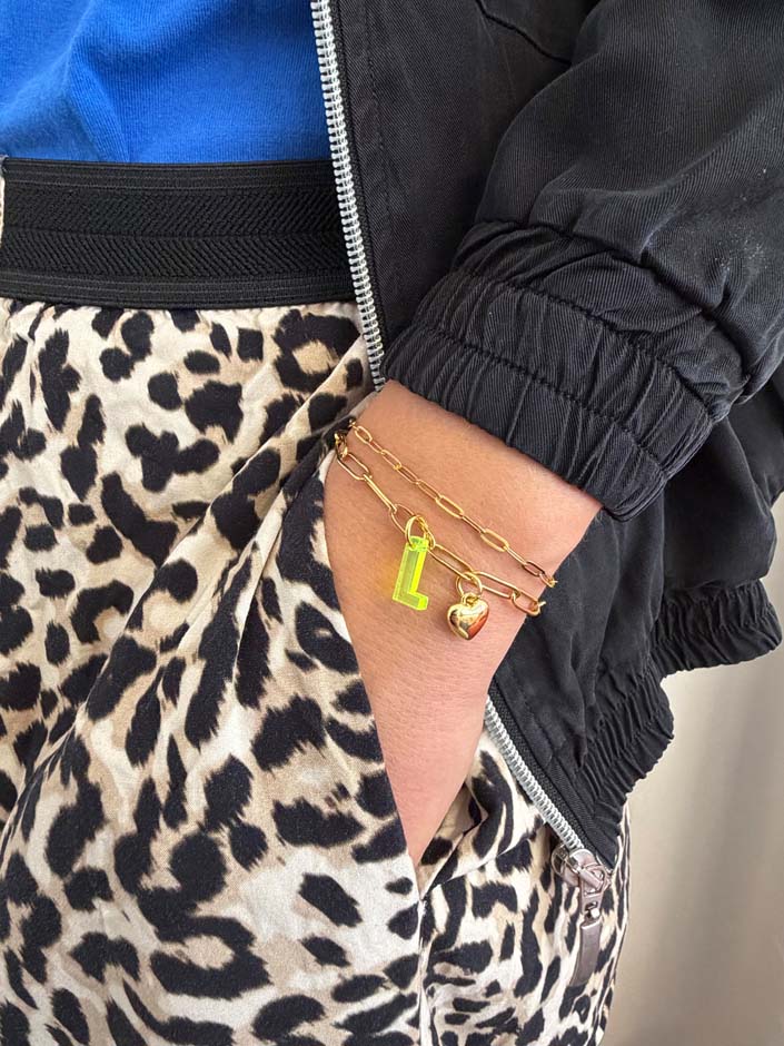 Personalisiertes Bettelarmband im Büroklammer-Design mit wählbaren Buchstaben & Charms