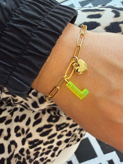 Personalisiertes Bettelarmband im Büroklammer-Design mit wählbaren Buchstaben & Charms
