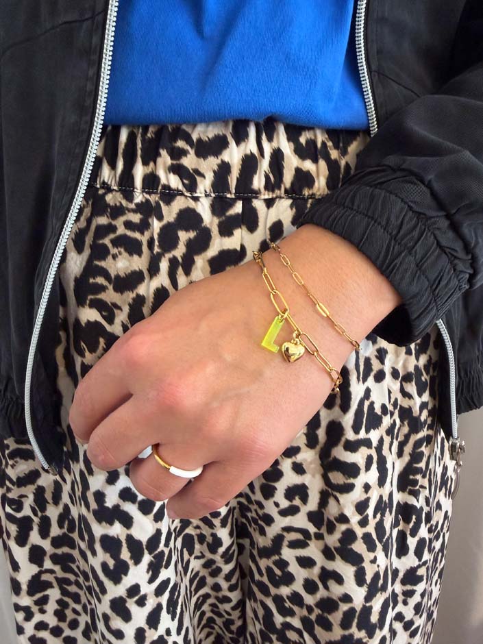 Personalisiertes Bettelarmband im Büroklammer-Design mit wählbaren Buchstaben & Charms