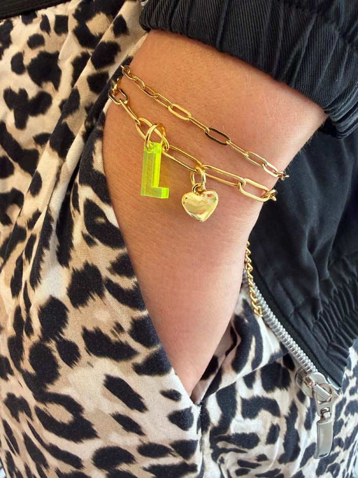 Personalisiertes Bettelarmband im Büroklammer-Design mit wählbaren Buchstaben & Charms