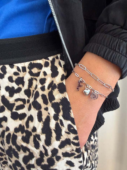 Personalisiertes Bettelarmband im Büroklammer-Design mit wählbaren Buchstaben & Charms
