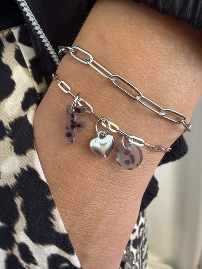 Personalisiertes Bettelarmband im Büroklammer-Design mit wählbaren Buchstaben & Charms