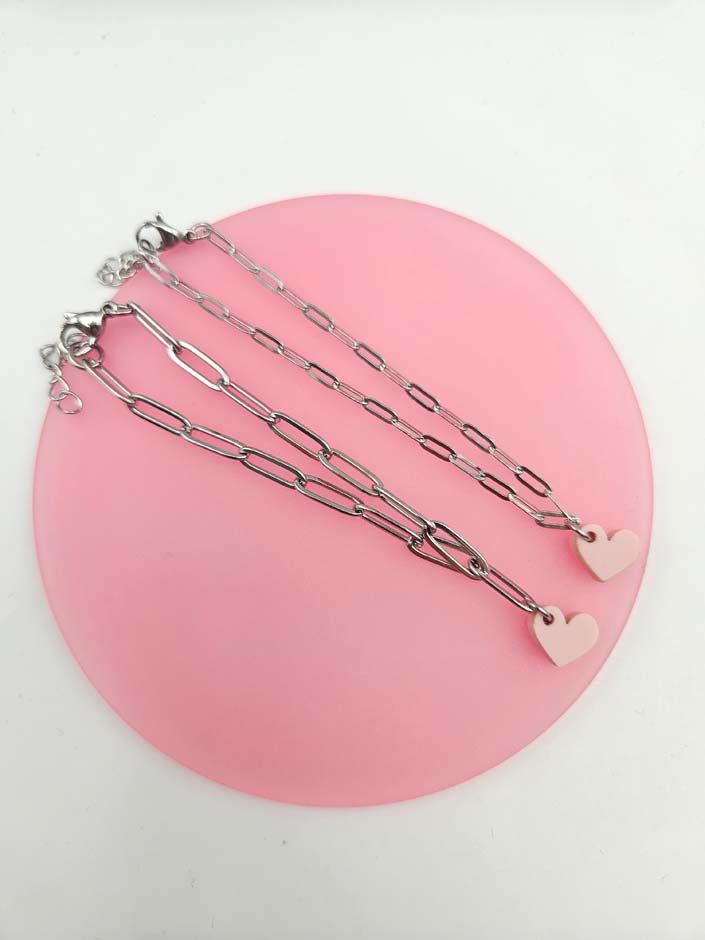 Minimalistisches Armband im Büroklammer-Design mit individuell wählbarem Herzanhänger