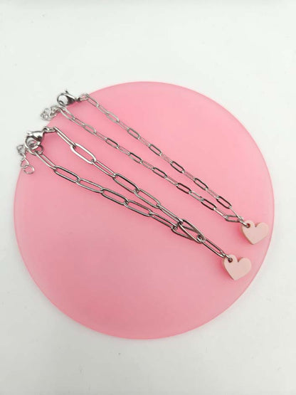 Minimalistisches Armband im Büroklammer-Design mit individuell wählbarem Herzanhänger