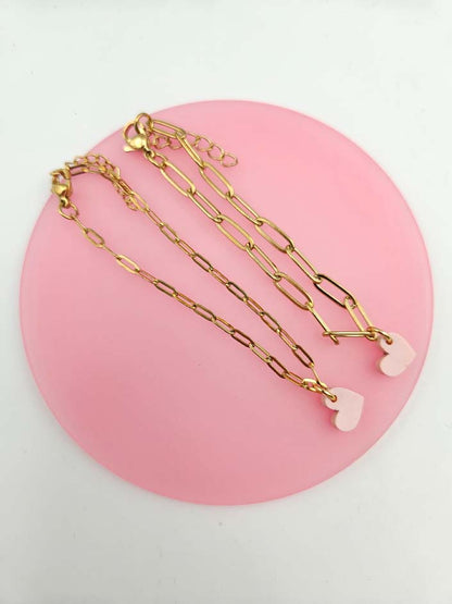 Minimalistisches Armband im Büroklammer-Design mit individuell wählbarem Herzanhänger