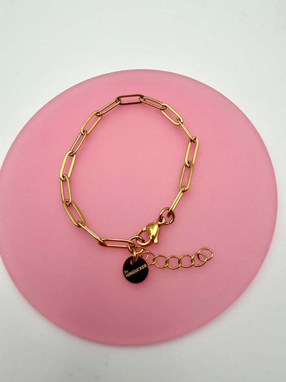 Personalisiertes Bettelarmband im Büroklammer-Design mit wählbaren Buchstaben & Charms