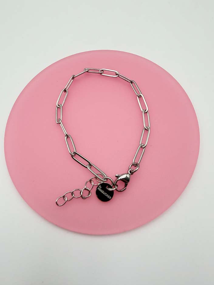 Personalisiertes Bettelarmband im Büroklammer-Design mit wählbaren Buchstaben & Charms
