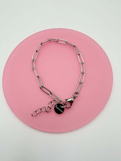 Personalisiertes Bettelarmband im Büroklammer-Design mit wählbaren Buchstaben & Charms