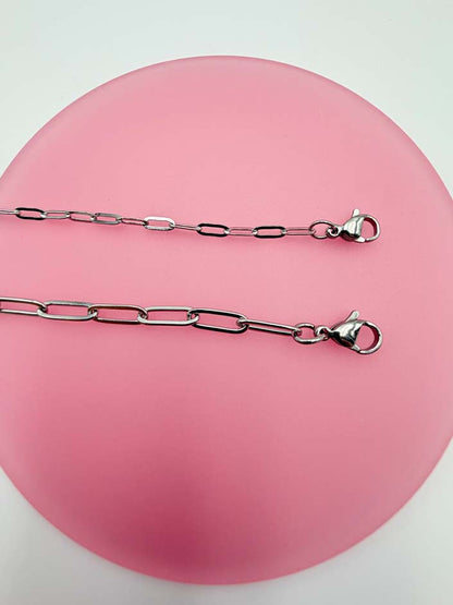 Personalisiertes Bettelarmband im Büroklammer-Design mit wählbaren Buchstaben & Charms
