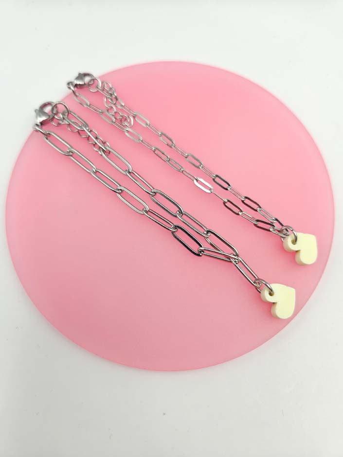 Minimalistisches Armband im Büroklammer-Design mit individuell wählbarem Herzanhänger