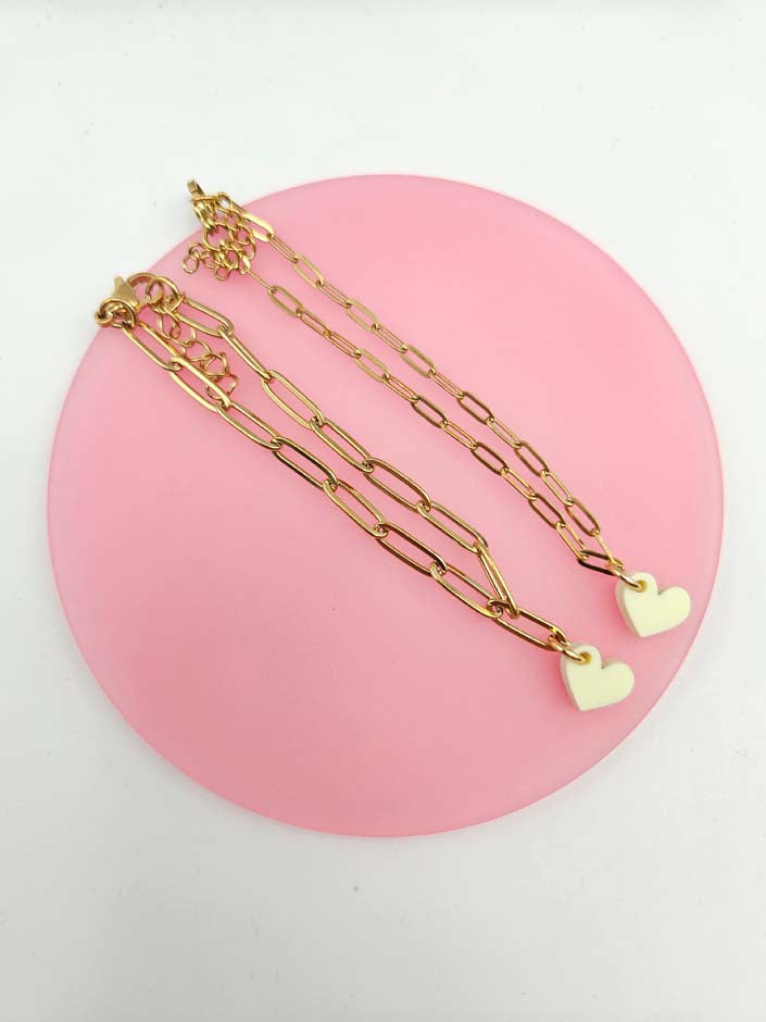 Minimalistisches Armband im Büroklammer-Design mit individuell wählbarem Herzanhänger