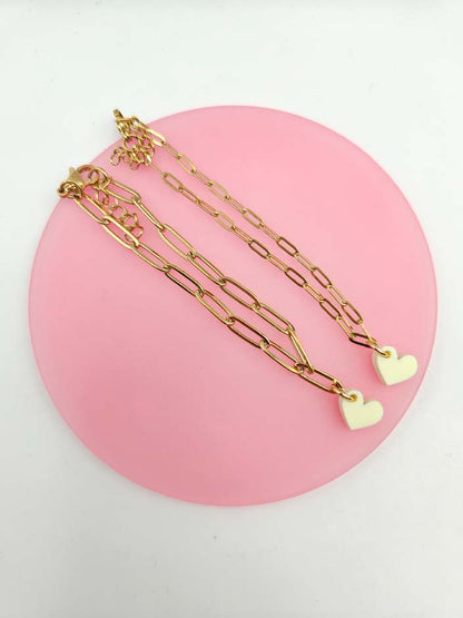 Minimalistisches Armband im Büroklammer-Design mit individuell wählbarem Herzanhänger