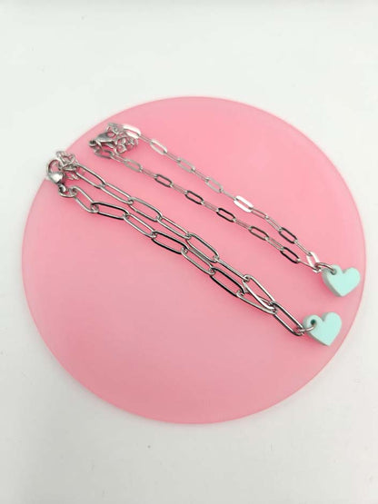 Minimalistisches Armband im Büroklammer-Design mit individuell wählbarem Herzanhänger