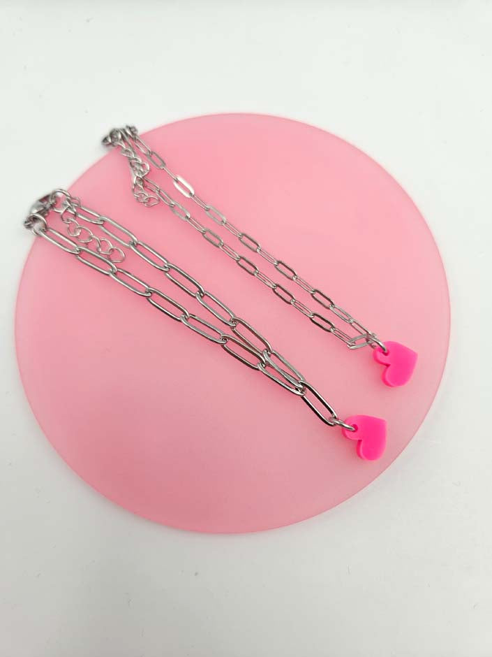 Minimalistisches Armband im Büroklammer-Design mit individuell wählbarem Herzanhänger