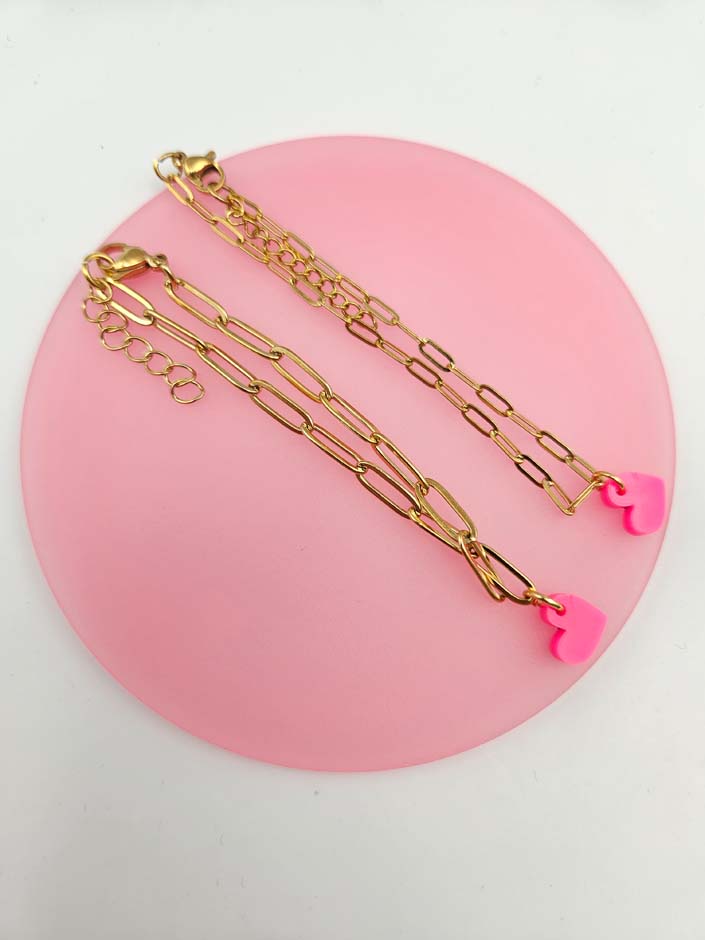 Minimalistisches Armband im Büroklammer-Design mit individuell wählbarem Herzanhänger