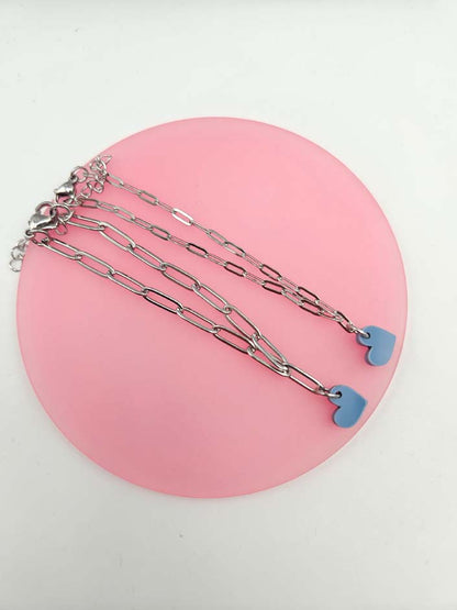 Minimalistisches Armband im Büroklammer-Design mit individuell wählbarem Herzanhänger