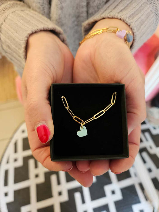 Minimalistisches Armband im Büroklammer-Design mit individuell wählbarem Herzanhänger